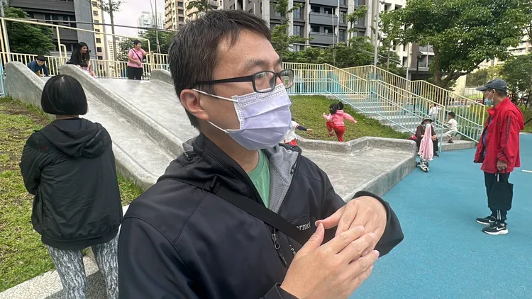 常帶小朋友來吉祥公園的吳爸爸，曾看見大人不守規矩上爬網或溜滑梯。曾佳俊攝