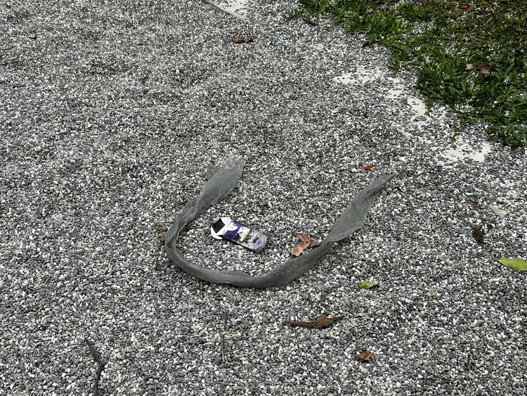 沙坑現場找到菸盒等垃圾，讓家長們覺得噁心。翻攝畫面