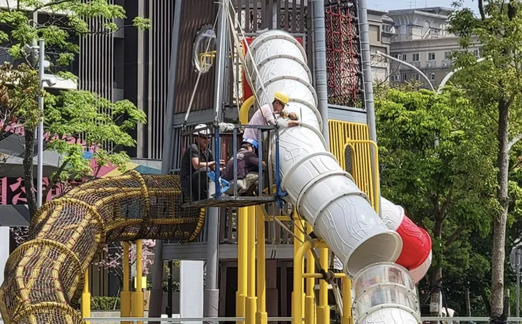 吉祥公園開幕不到兩個月，高塔溜滑梯就損壞封閉，小朋友好傷心，原因卻是大人違規闖禍。曾佳俊攝