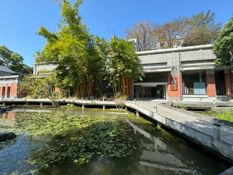 國立台北藝術大學位於關渡平原大屯山麓，校內資源豐富，專業場館包括戲劇廳、舞蹈廳、音樂廳、電影院，並設有台灣第一座大學美術館關渡美術館以及科技藝術館。攝影中心