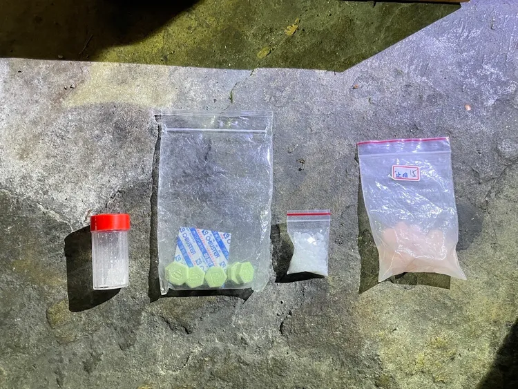 現場查扣最流行的三級毒品哈密瓜錠與K他命。翻攝畫面