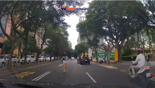 開車見「低胸短褲妹」迎面奔來!網以為要碰瓷 結局竟神翻轉