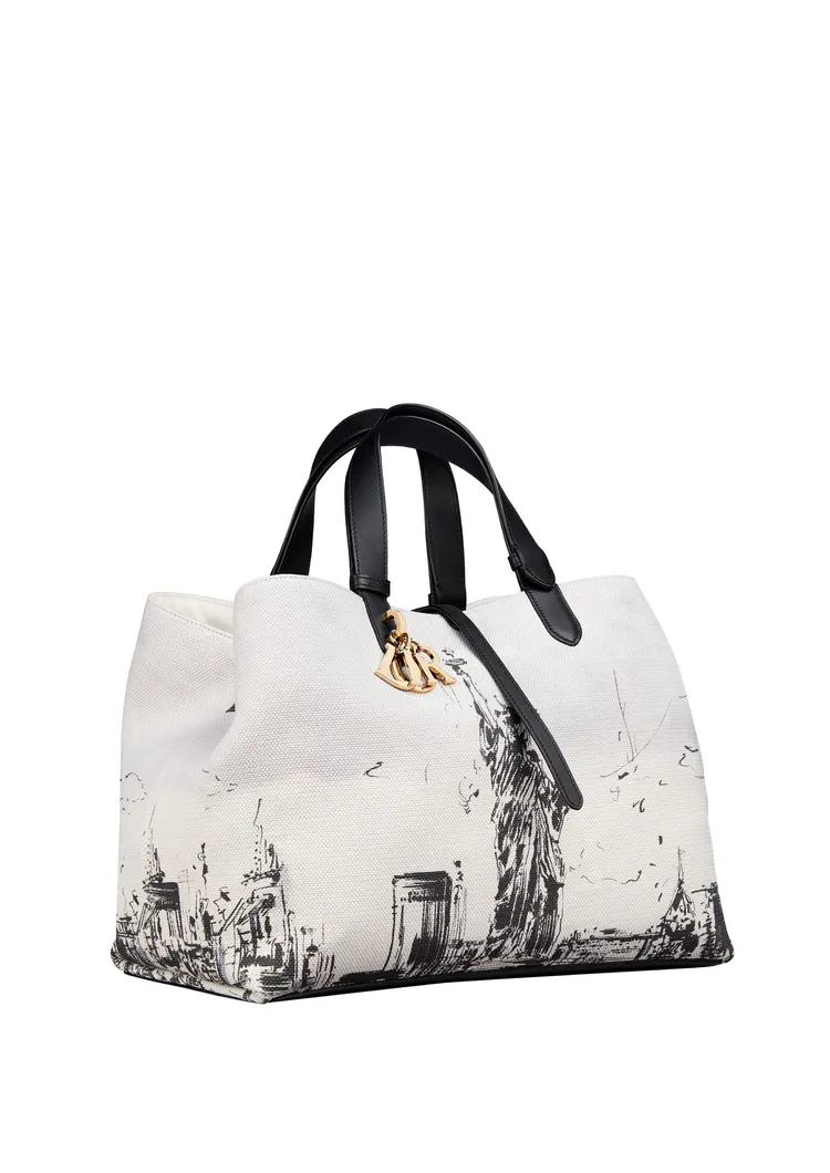 DIOR TOUJOURS 白色帆布與黑色自由女神像印花大型提包，14萬元。品牌提供