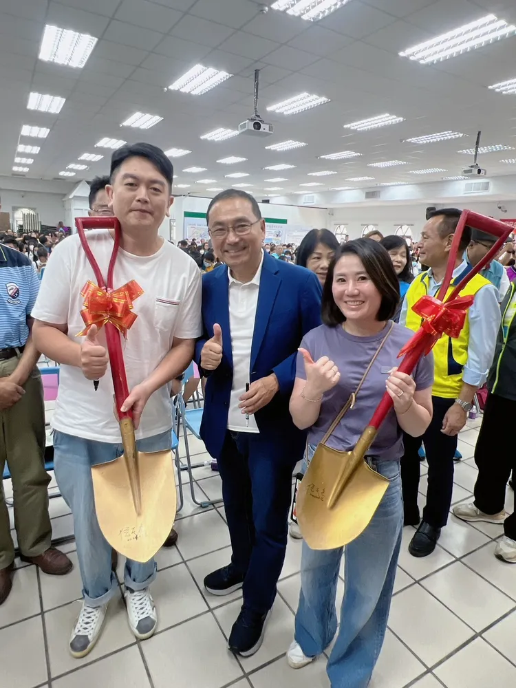 一對求子夫妻拿金鏟給侯友宜簽名，希望帶來福氣。新聞局提供