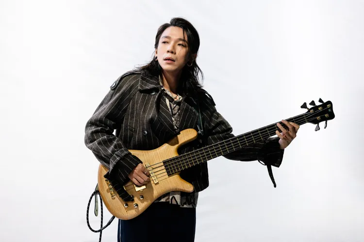 貝斯手以諾11前前拍片時，曾不慎被釘子刺到送醫。相信音樂提供