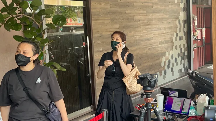 丁柔安和胡瓜一起來寬姐母親靈堂弔唁。特勤中心攝