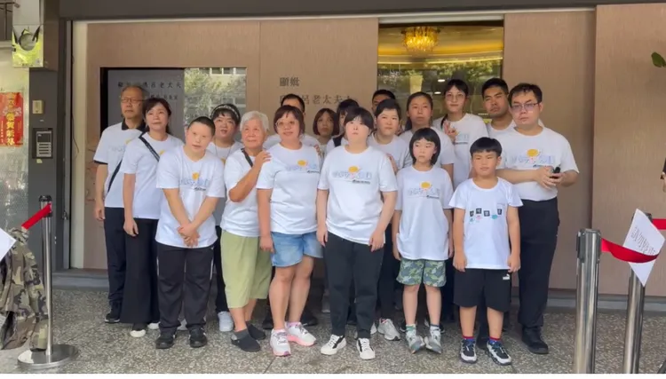 長期受到寬姐幫助的炬輪技藝發展協會「小可樂果劇團 」從追思會的第1天，連續3天都前來向寬姐母親上香。特勤中心攝
