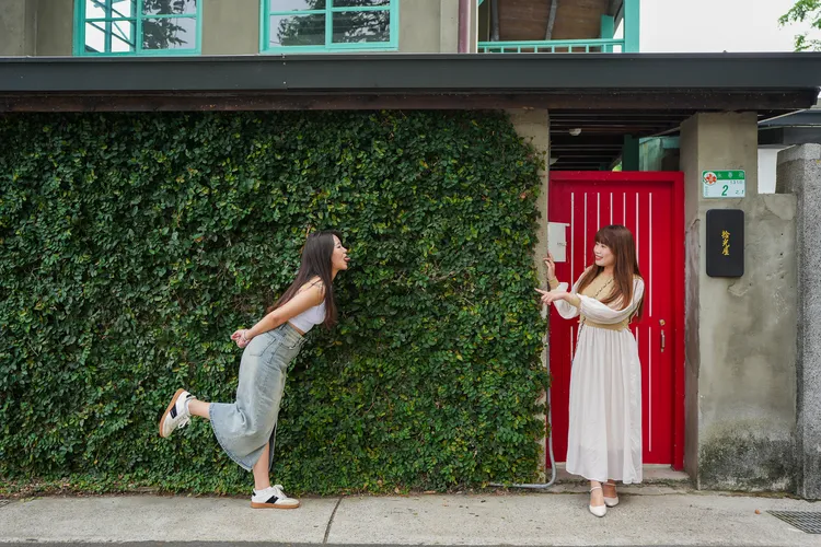 拾光屋外醒目的大紅門及綠植牆，曾出現在五月天〈人生海海〉MV中。田欣雲攝