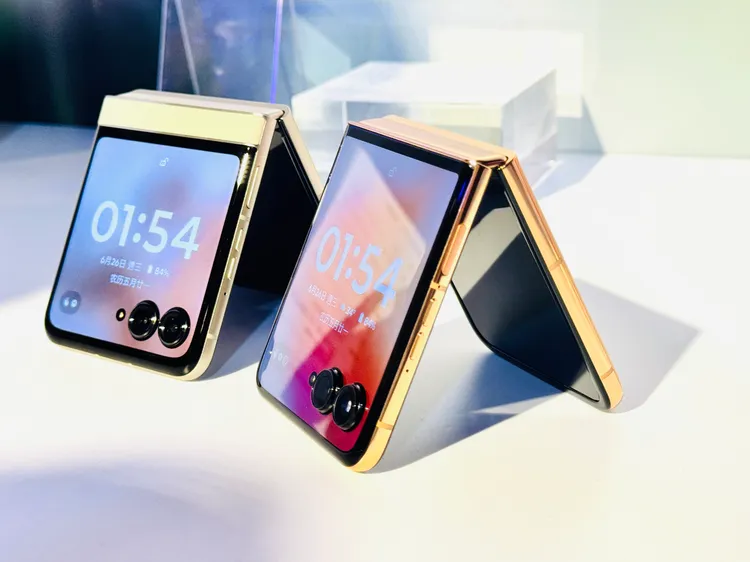 razr 50系列外型上最明顯的差別就在外螢幕的大小。左為razr 50、右為razr 50 Ultra。趙筱文 攝影。