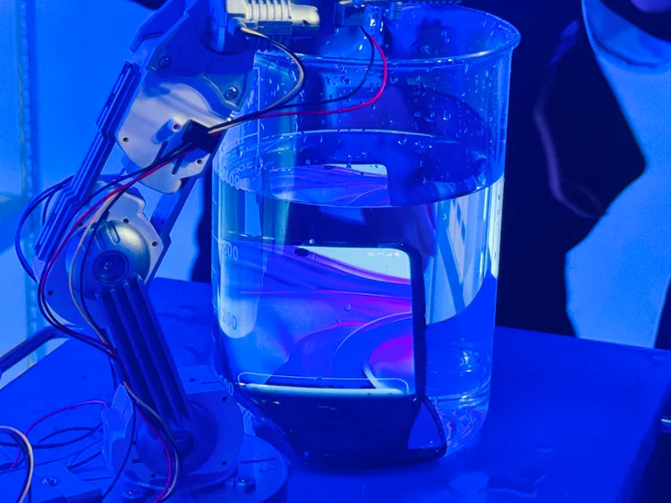 razr 50系列皆支援IPX8防塵防水功能。趙筱文 攝影。