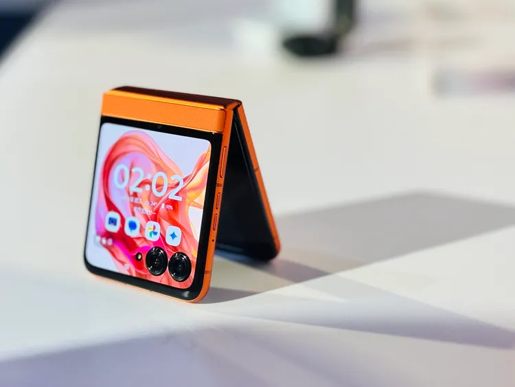 razr 50外螢幕接近轉軸處有一條邊條設計。趙筱文 攝影。