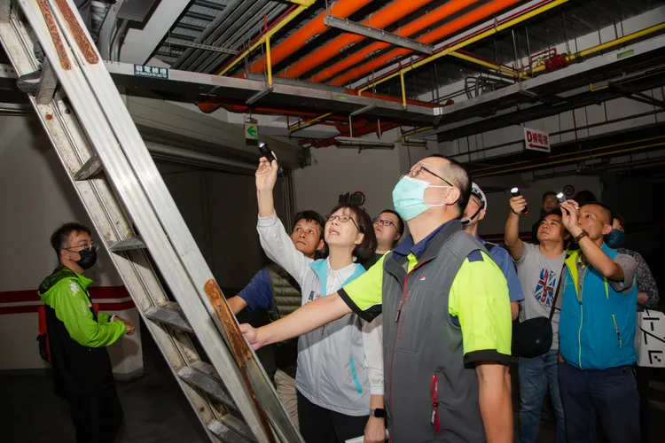 張治祥秘書長會同都發處至晴空匯社區稽查。新竹市府提供