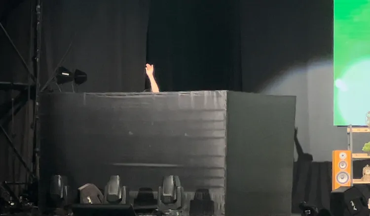 邊佑錫直接台上換衣服。讀者提供