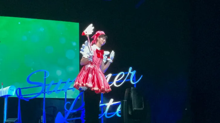 邊佑錫沒有偶包，直接在台上換穿《庫洛魔法使》「小櫻裝」。讀者提供