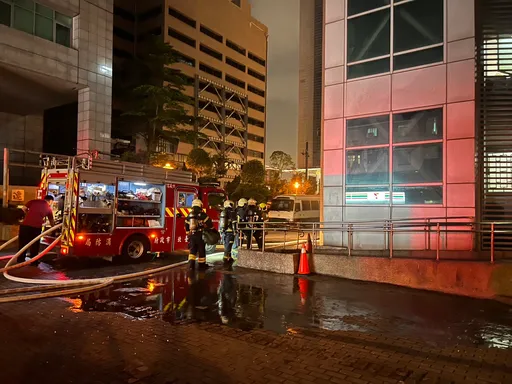 刑事局晚間冒濃煙　偵防大樓煙彈藥庫起火！消防局19車灌救