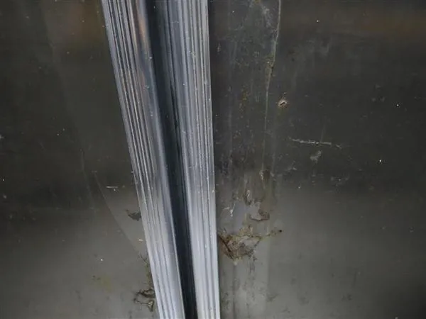 稽查發現有冰箱外部不潔等2項衛生缺失。北市衛生局