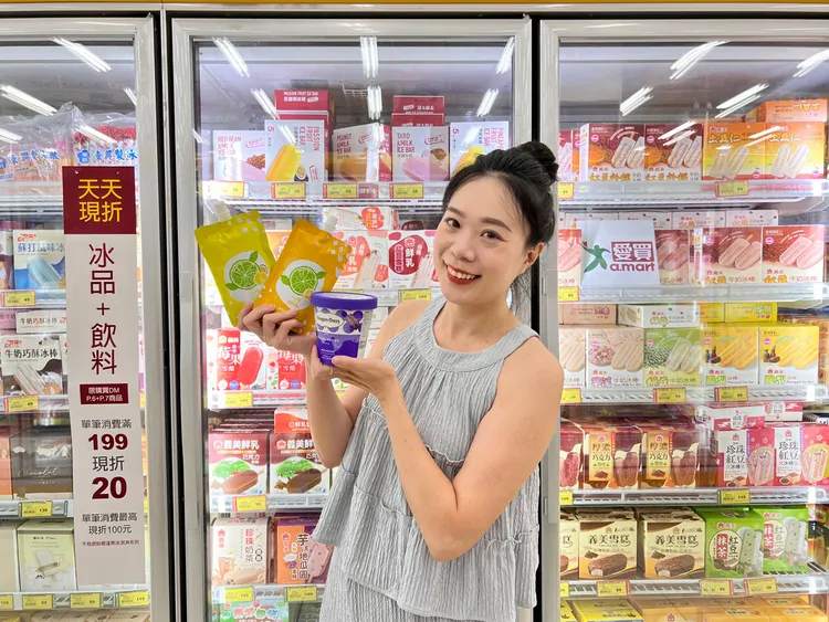 夏季飲料、冰品旺季，愛買量販刺激買氣6月19日至7月2日推出購買「冰品+飲料DM指定商品單筆滿199元現折20元」，單筆最高現折100元。業者提供