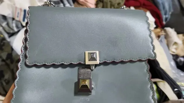 拾荒戰利品不乏狀態良好的名牌包。翻攝自CNBC