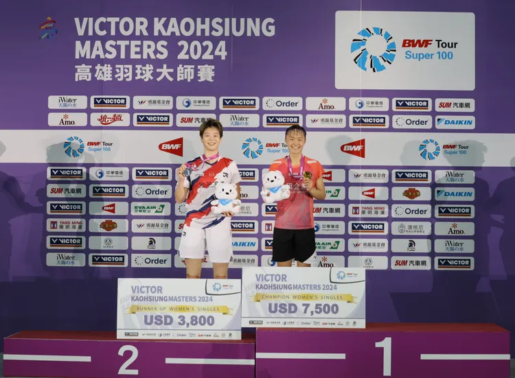 許玟琪（右）擊敗白馭珀（左），拿下生涯首座巡迴賽冠軍。羽協提供