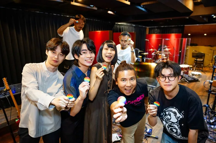 脆樂團（左起）、郭蘅祈和樂手們開心合影。愛之日常音樂節提供