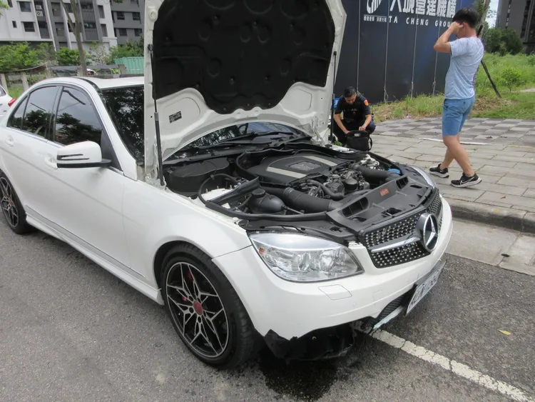 賓士車頭下方受損。民眾提供