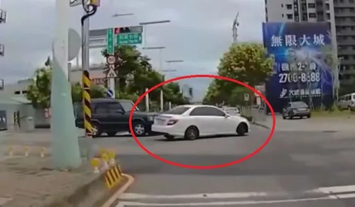 台中賓士好市多前「神迴轉」　帥不過3秒！失控衝撞分隔島