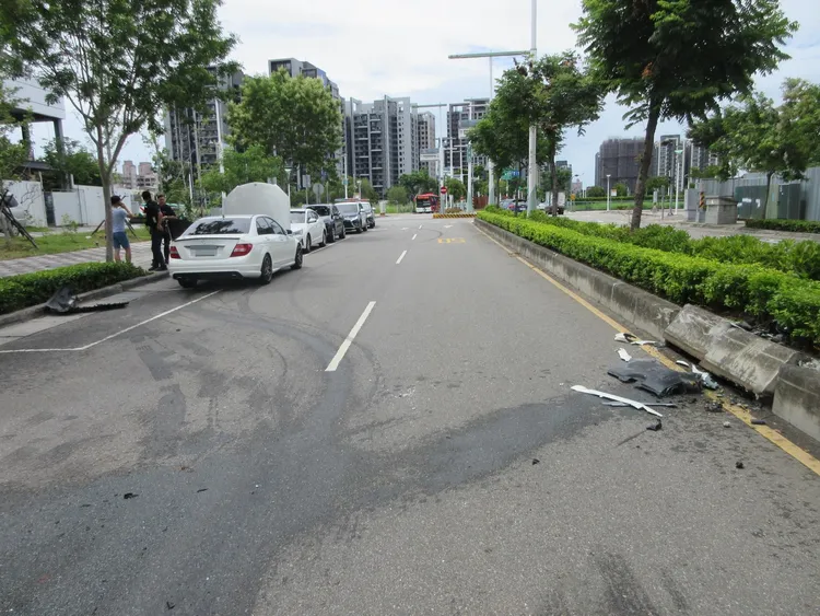 中央分隔島被賓士車撞壞。民眾提供