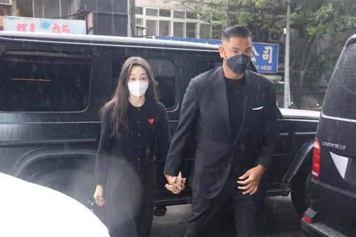 寬姐母喪|黑范夫婦現身致意 藍心湄離場拭淚