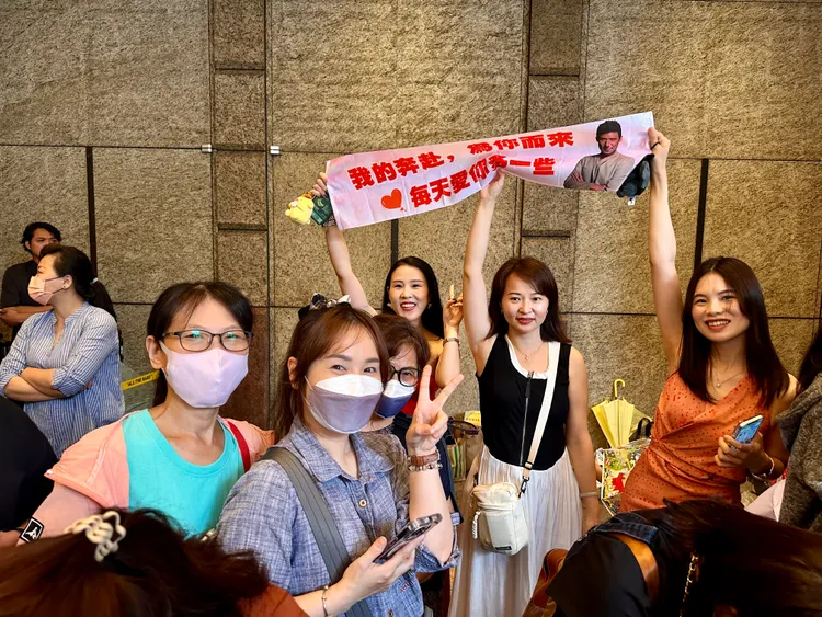 粉絲自製應援布條，浪漫寫道「我的奔赴為你而來，每天愛你多一些」，充滿時代眼淚。特勤中心攝
