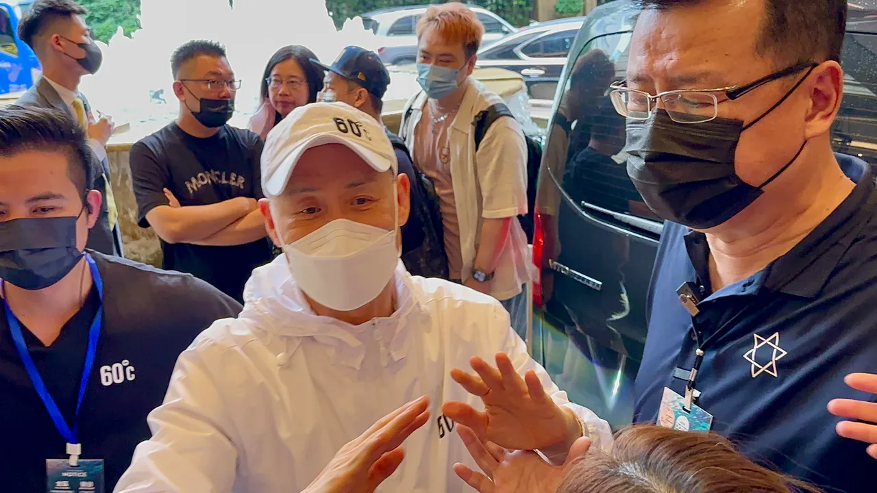 歌神張學友準備上保母車到小巨蛋彩排。特勤中心攝