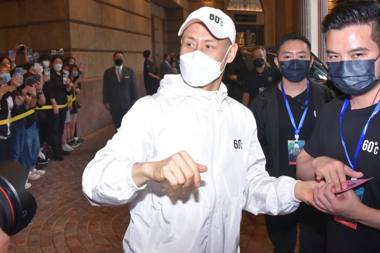 歌神張學友從文華東方酒店離開，準備到台北小巨蛋開演唱會。特勤中心攝