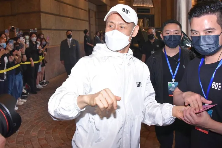 歌神張學友從文華東方酒店離開，準備到台北小巨蛋開演唱會。特勤中心攝