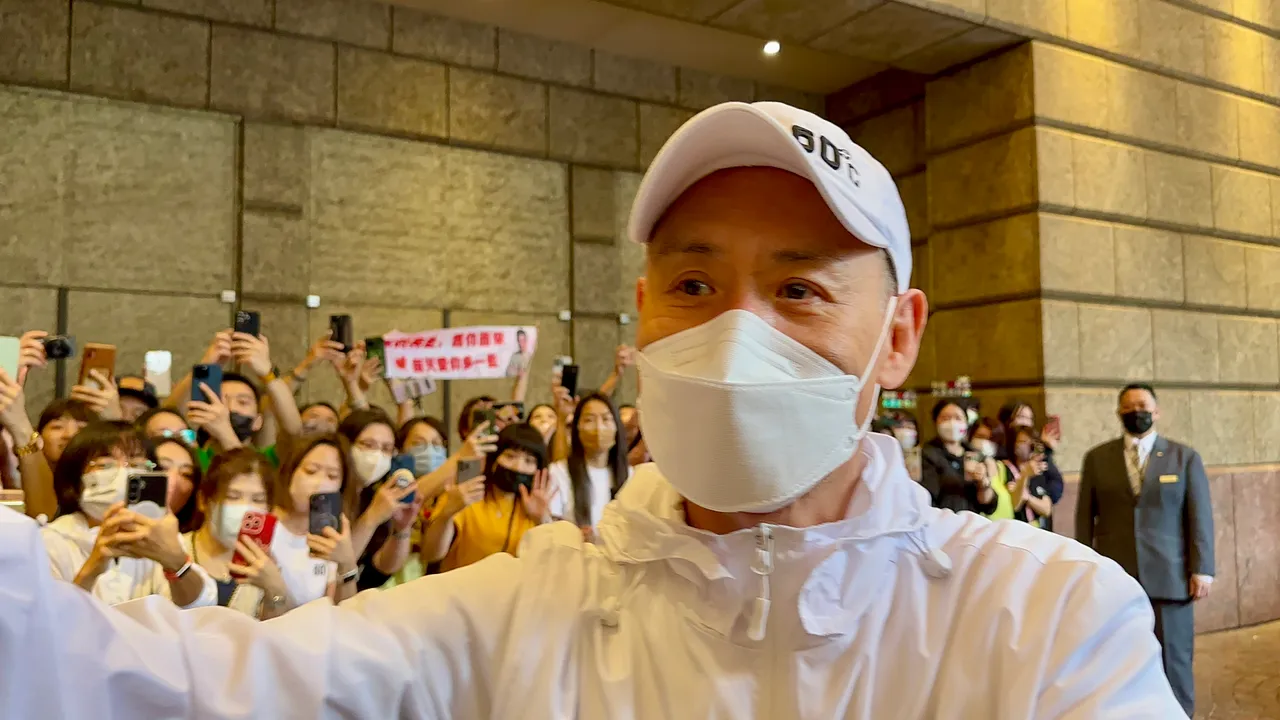 歌神張學友步出文華東方酒店跟粉絲打招呼。特勤中心攝