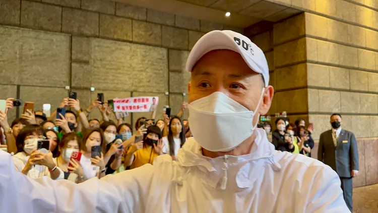 歌神張學友步出文華東方酒店跟粉絲打招呼。特勤中心攝