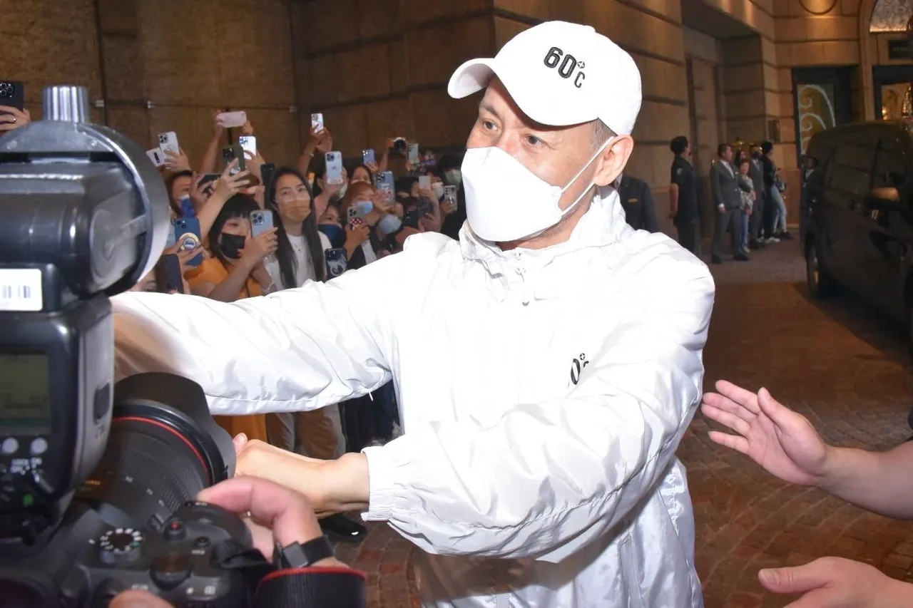 歌神張學友親民收下粉絲禮物。特勤中心攝