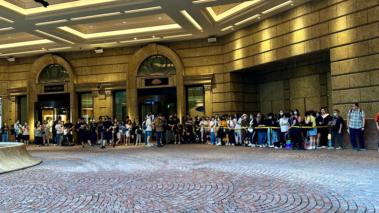 文華東方酒店外頭，聚集100位粉絲排隊，為睹香港歌神張學友一面。特勤中心攝