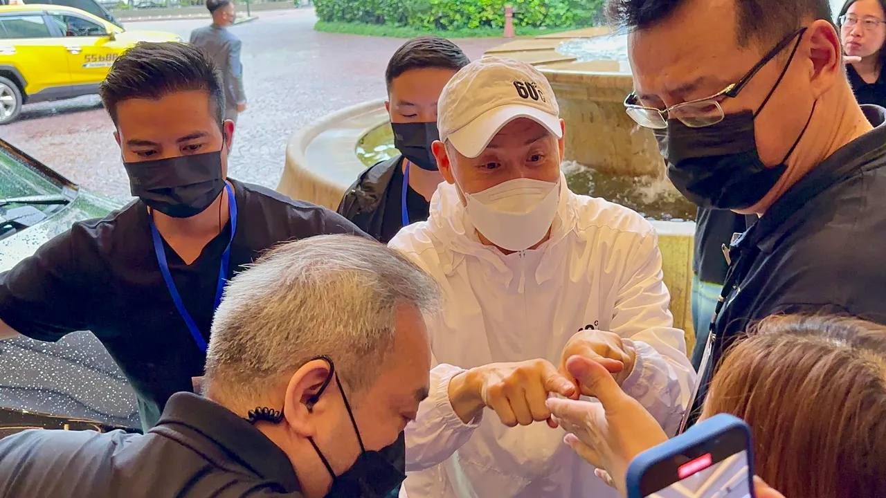 張學友一一跟粉絲握手致謝。特勤中心攝