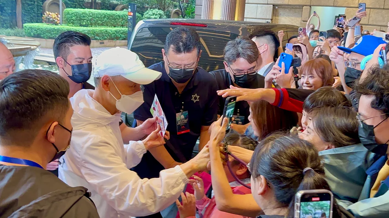 歌神張學友步出文華東方酒店，收下粉絲禮物。特勤中心攝