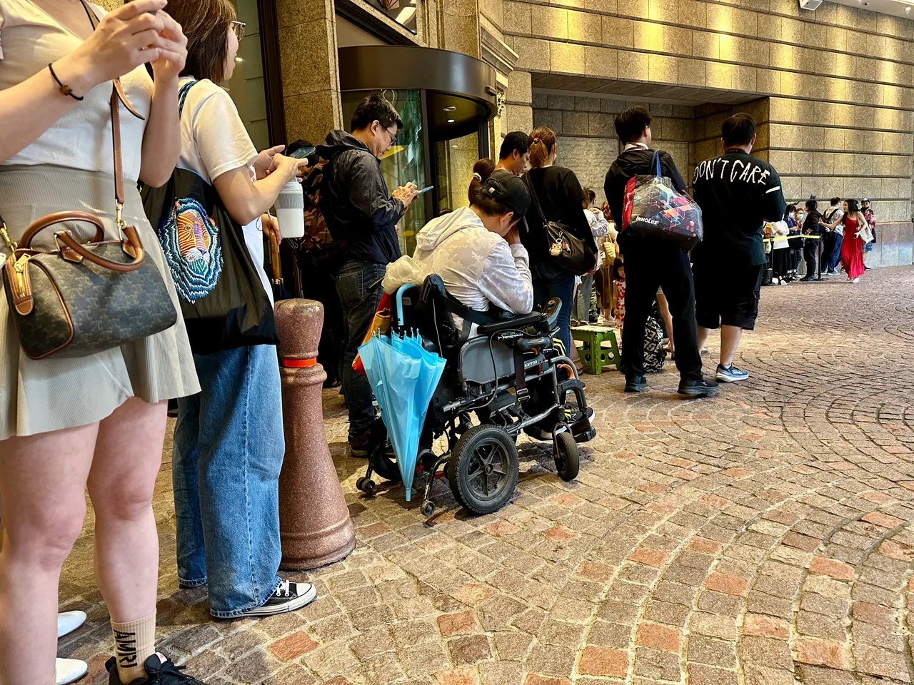 歌神張學友下榻文華東方酒店，一早就有粉絲坐著輪椅，冒著暴雨前來追星。特勤中心攝