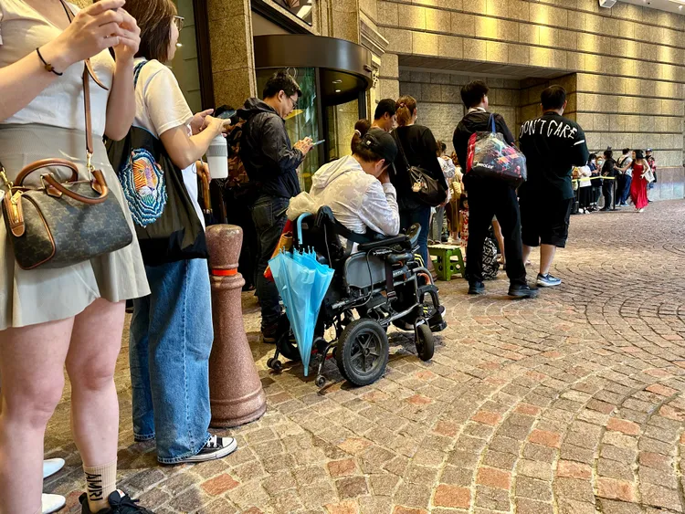 歌神張學友下榻文華東方酒店，一早就有粉絲坐著輪椅，冒著暴雨前來追星。特勤中心攝