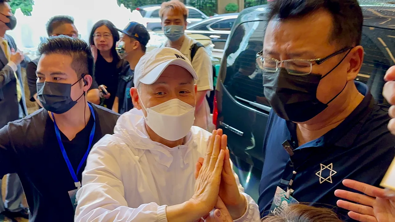 張學友雙手合十謝謝粉絲。特勤中心攝