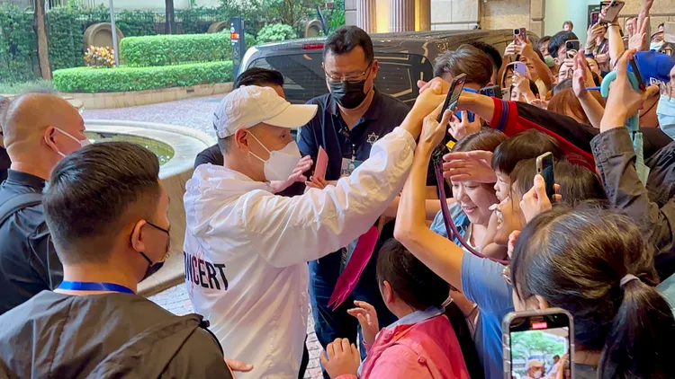 張學友跟百名粉絲握手互動。特勤中心攝