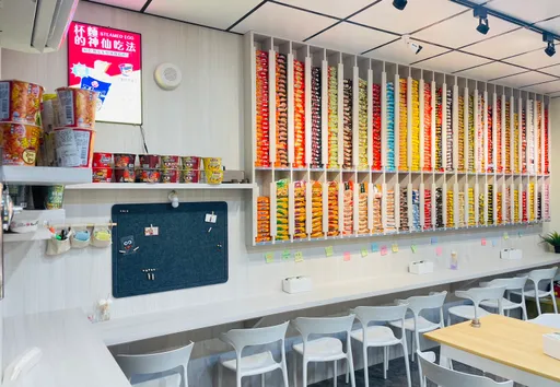 學區開滿24小時無人泡麵店 「配菜無限吃」仍被酸:智商稅