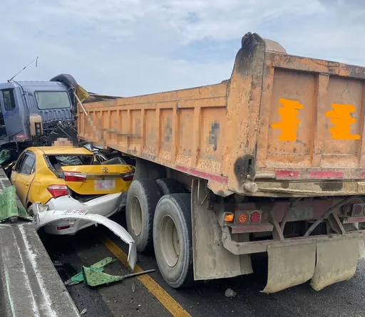 砂石車爆胎L型夾擊小黃! 3人受傷國2南桃園段嚴重回堵