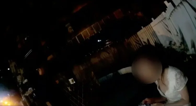 警方叫醒陳女，她堅持要自己搭計程車返家。民眾提供