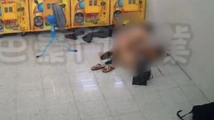 男女主角脫光衣服只剩襪子，還因為太熱搬來電風扇對著吹。翻攝畫面