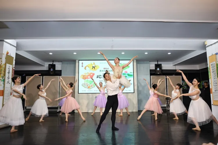 臺灣芭蕾舞團和鋼琴家郭宗翰合作帶來蓮池芭蕾。市府提供