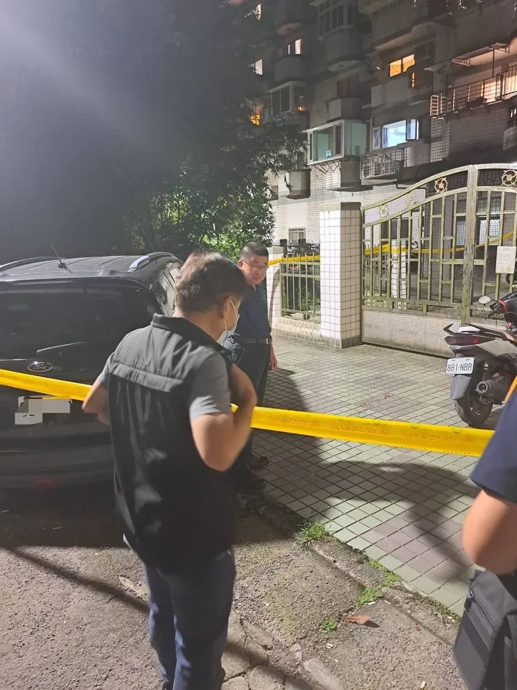 警員到場後發現李男遭林男持折疊刀刺傷，送醫宣告不治。翻攝照片