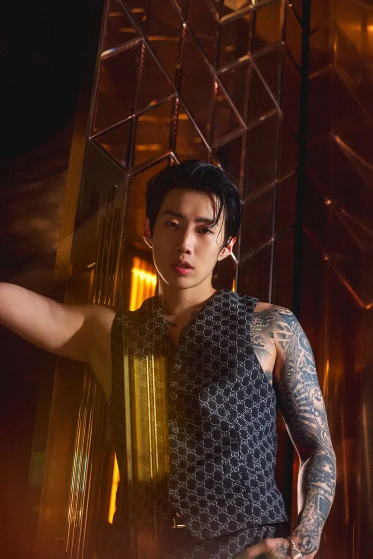 饒舌歌手Jay Park在新曲《Taxi Blurr》MV中穿上GUCCI早秋成套西裝、背心。品牌提供