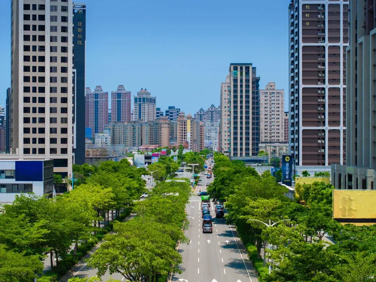 「璟都中路大苑」位於60米大興西路、正光路口角地，擁1883坪絕版角地。